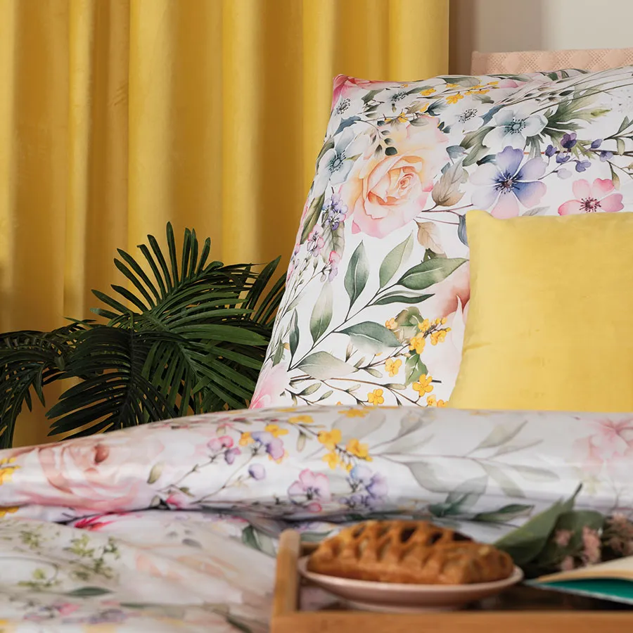 Elegancka pościel w pastelowych odcieniach z motywem roślinnym.