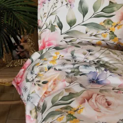 Detal materiału – satynowa tkanina z subtelnym połyskiem.