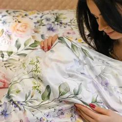 Dwustronny nadruk pościeli z delikatnym, kwiatowym motywem.