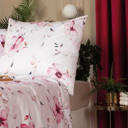 Elegancka pościel w pastelowych odcieniach różu na białym tle.