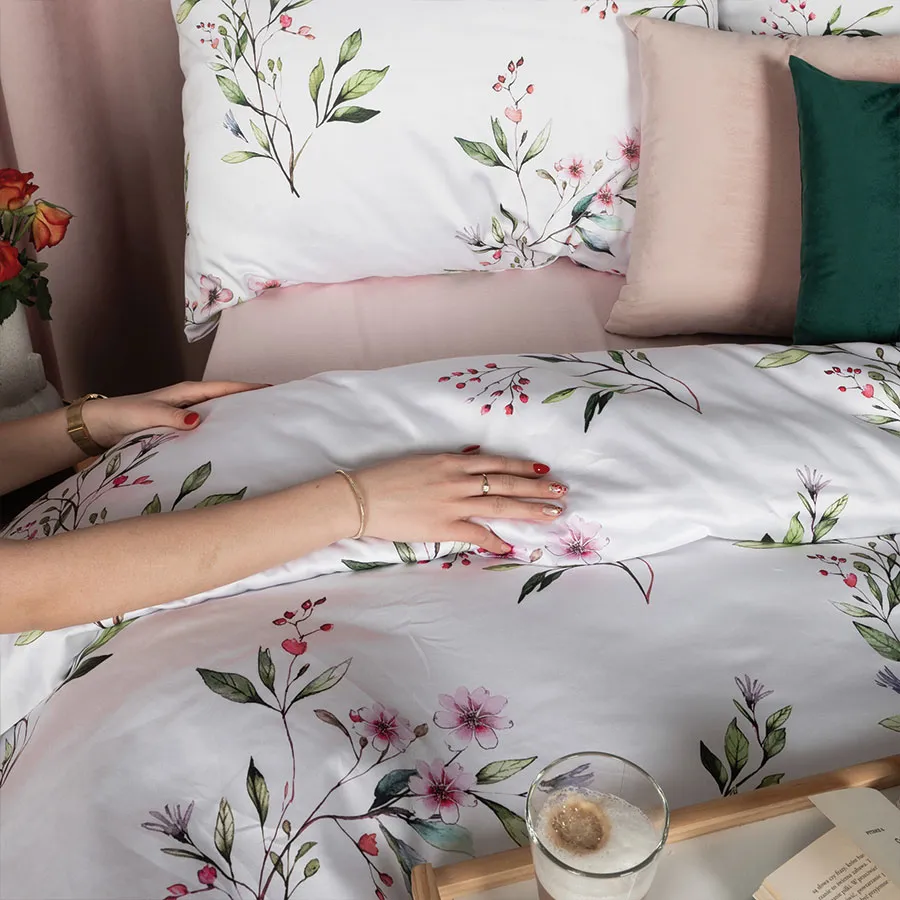 Dwustronny nadruk pościeli z subtelnym motywem roślinnym.