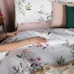 Dwustronny nadruk pościeli z subtelnym motywem roślinnym.