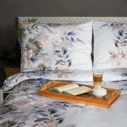 Elegancka pościel z kwiatowym nadrukiem w pastelowych odcieniach.