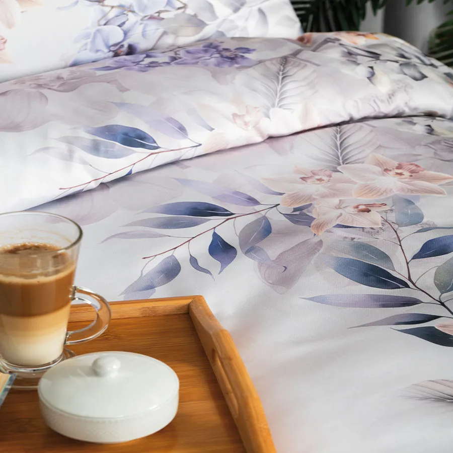 Dwustronny nadruk pościeli z delikatnym wzorem orchidei.