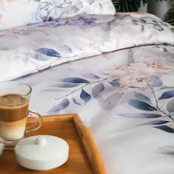 Dwustronny nadruk pościeli z delikatnym wzorem orchidei.