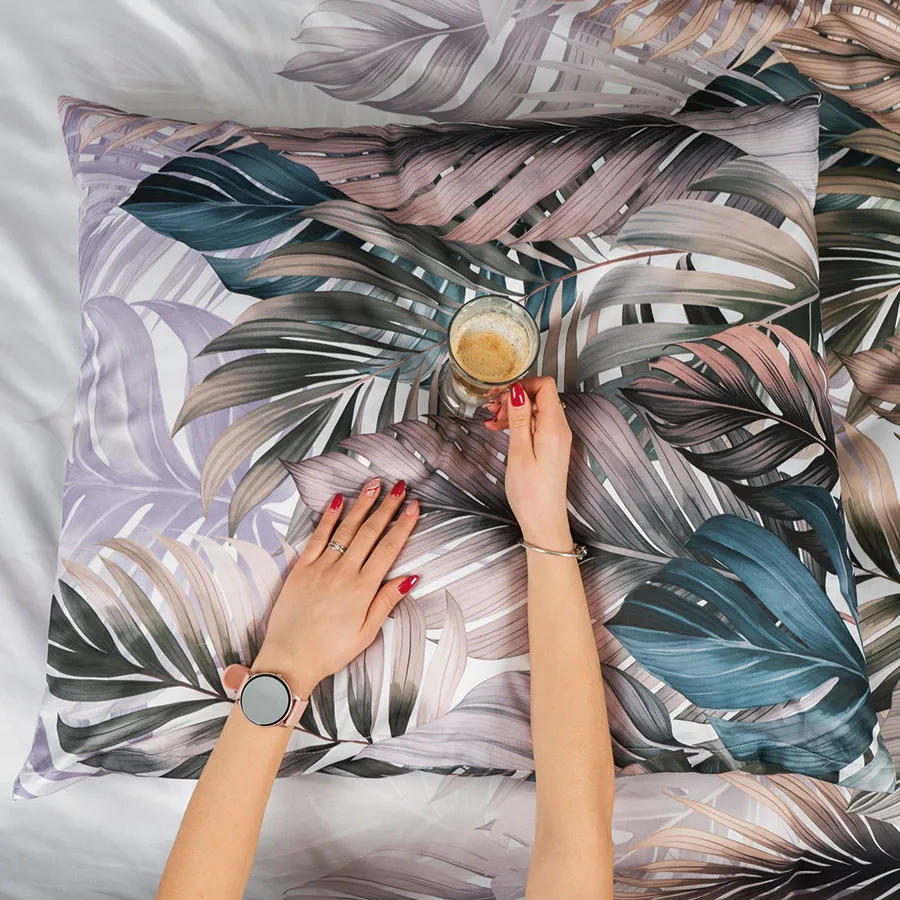 Dwustronny nadruk pościeli z tropikalnym motywem.