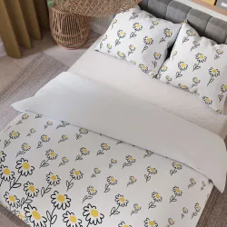 Jasna i pogodna sypialnia z pościelą w stokrotki.