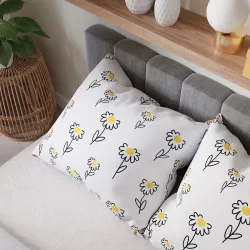 Stylowa sypialnia z pościelą o subtelnym, kwiatowym wzorze.