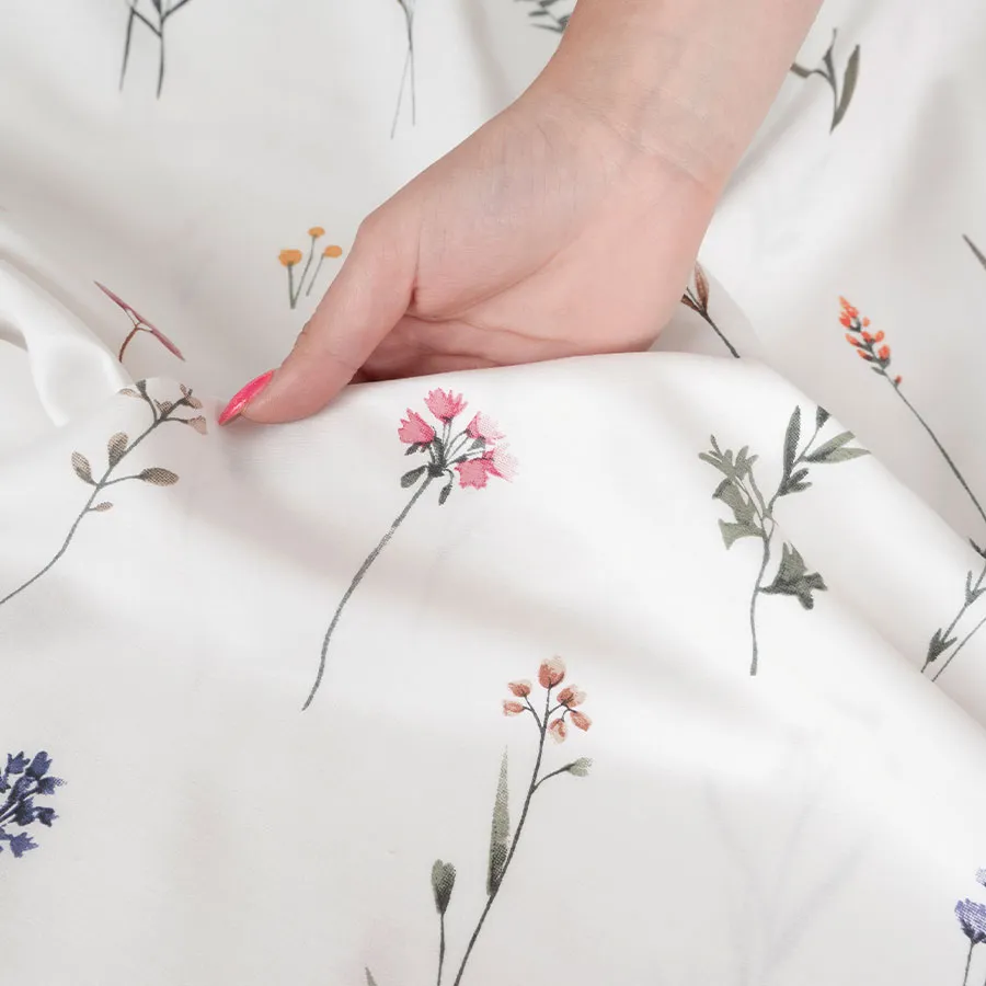 Elegancka pościel w stylu boho z motywem polnych kwiatów.