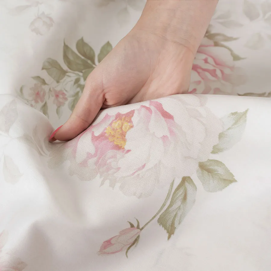 Detal materiału – satynowa tkanina z subtelnym połyskiem.