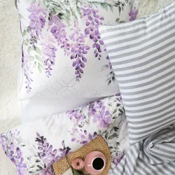 Kwiatowy wzór na pościeli, idealny do stylowej sypialni.