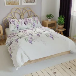 Romantyczny kwiatowy wzór na pościeli w sypialni.