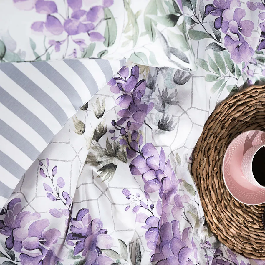 Detal tkaniny – satynowa pościel z delikatnym połyskiem.