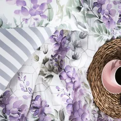 Detal tkaniny – satynowa pościel z delikatnym połyskiem.