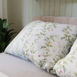 Poszewki na poduszki z zestawu RIMA 70x80 cm – elegancki kwiatowy wzór.