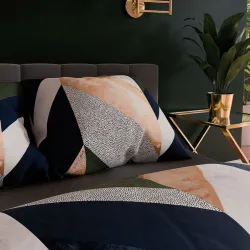 Pościel TRIANA w eleganckiej aranżacji wnętrza z loftowymi dodatkami.