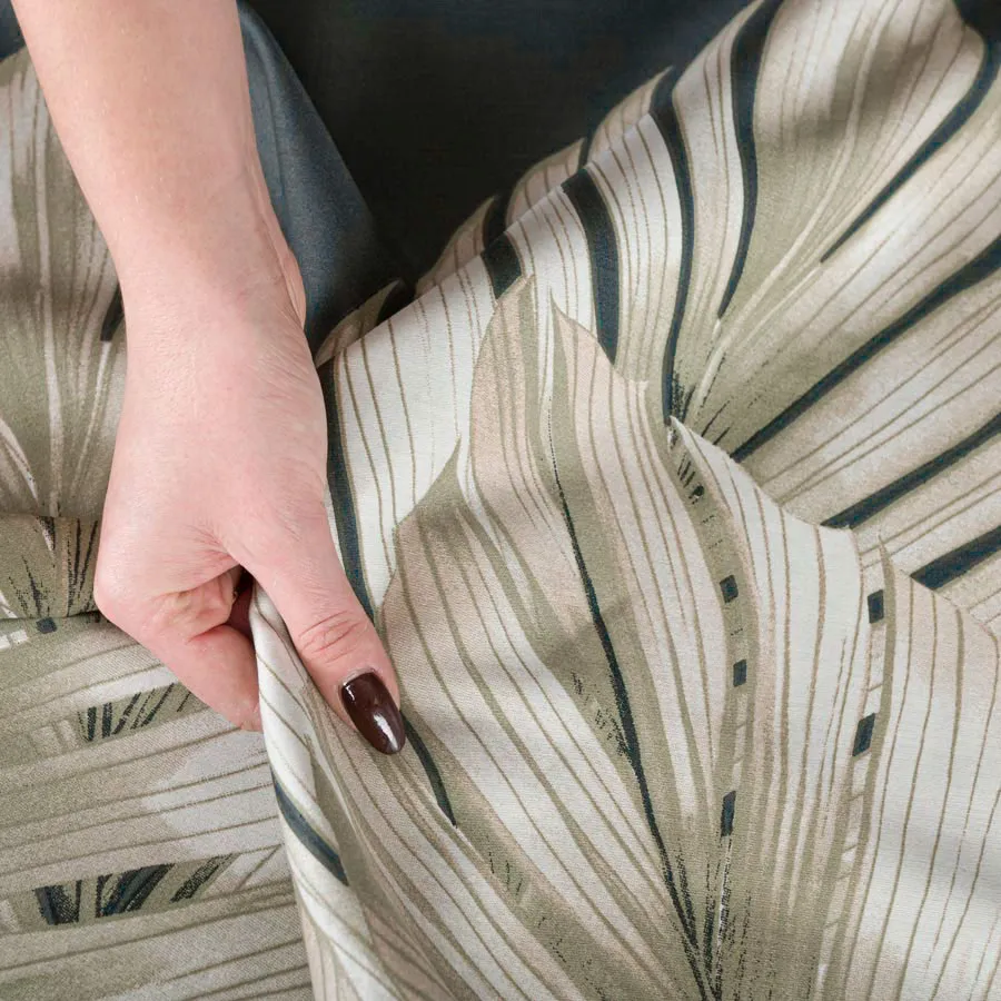 Zbliżenie na detale pościeli TROPICANA – intensywna zieleń i egzotyczne liście.