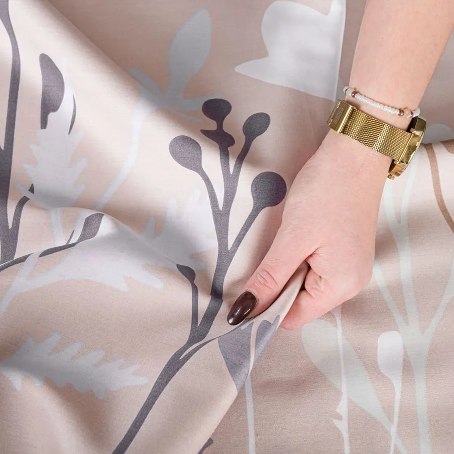 Zbliżenie na detale pościeli CLEO – pastelowe kwiaty w subtelnych barwach.