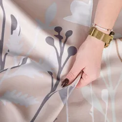 Zbliżenie na detale pościeli CLEO – pastelowe kwiaty w subtelnych barwach. Zbliżenie na detale pościeli CLEO – pastelowe kwiaty w subtelnych barwach.