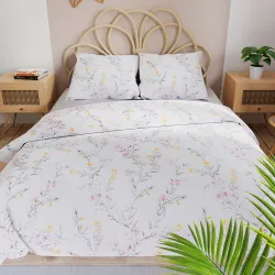 Komplet pościeli ZOE 220x200 cm z subtelnym kwiatowym wzorem. Komplet pościeli ZOE 220x200 cm z subtelnym kwiatowym wzorem.