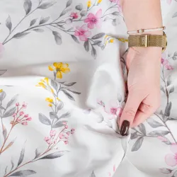 Zbliżenie na wzór pościeli ZOE – pastelowe kwiaty na jasnym tle. Zbliżenie na wzór pościeli ZOE – pastelowe kwiaty na jasnym tle.