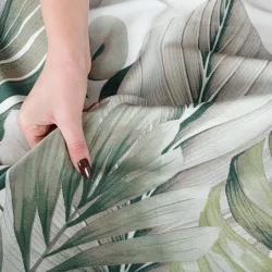 Zbliżenie na detale pościeli LEAFY – egzotyczne liście na butelkowej zieleni. Zbliżenie na detale pościeli LEAFY – egzotyczne liście na butelkowej zieleni.