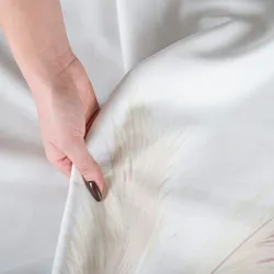 Zbliżenie na detale pościeli INDINA – delikatne trawy w beżowych odcieniach.