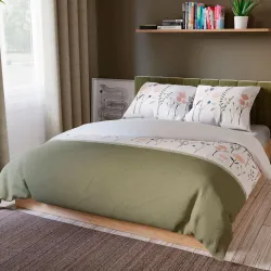 Komplet pościeli FABLE 220x200 cm z delikatnym kwiatowym wzorem. Komplet pościeli FABLE 220x200 cm z delikatnym kwiatowym wzorem.