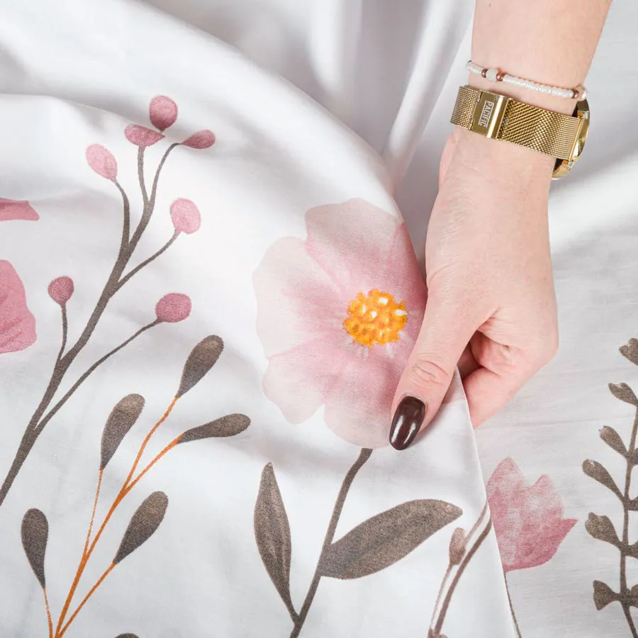 Zbliżenie na detale pościeli FABLE – pastelowe kwiaty na jasnym tle.