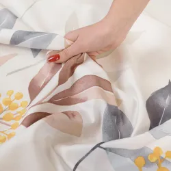 Zbliżenie na detale pościeli ZARIA – delikatne gałązki w beżowo-szarych odcieniach. Zbliżenie na detale pościeli ZARIA – delikatne gałązki w beżowo-szarych odcieniach.