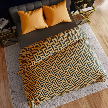 Komplet pościeli TRESSA 160x200 cm z geometrycznym wzorem w odcieniach pomarańczu i czerni.