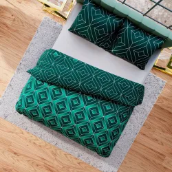 Komplet pościeli SAPHIRA 160x200 cm z geometrycznym wzorem w butelkowej zieleni. Komplet pościeli SAPHIRA 160x200 cm z geometrycznym wzorem w butelkowej zieleni.