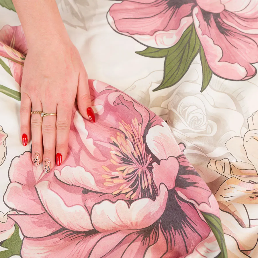 Zbliżenie na detale pościeli PATTI – różowe i beżowe kwiaty na białym tle.