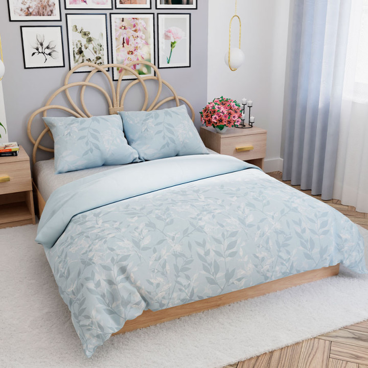 Komplet pościeli LILU 160x200 cm z delikatnym roślinnym wzorem na błękitnym tle.