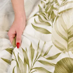 Zbliżenie na wzór pościeli LIGIERO – subtelne liście na białym tle. Zbliżenie na wzór pościeli LIGIERO – subtelne liście na białym tle.