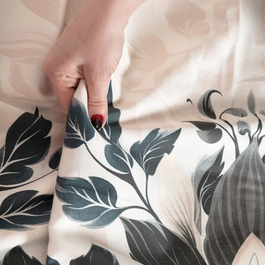 Zbliżenie na wzór pościeli KELLY – gradientowy efekt i kwiatowy motyw.