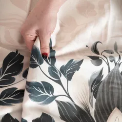 Zbliżenie na wzór pościeli KELLY – gradientowy efekt i kwiatowy motyw. Zbliżenie na wzór pościeli KELLY – gradientowy efekt i kwiatowy motyw.