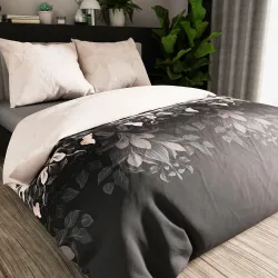 Komplet pościeli KELLY 220x200 cm w eleganckim, ciemnym wzorze na łóżku. Komplet pościeli KELLY 220x200 cm w eleganckim, ciemnym wzorze na łóżku.