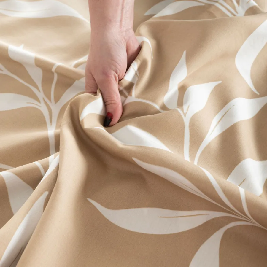 Zbliżenie na wzór pościeli IRMA – białe gałązki na beżowym tle.