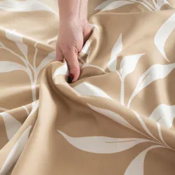 Zbliżenie na wzór pościeli IRMA – białe gałązki na beżowym tle. Zbliżenie na wzór pościeli IRMA – białe gałązki na beżowym tle.