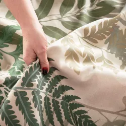 Zbliżenie na detale wzoru pościeli FERNA – zielone liście na beżowym tle.