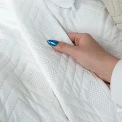 AVILA Narzuta dekoracyjna, 200x220cm, kolor 011 biały AVILA0