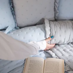 WERONA Narzuta dekoracyjna z falbaną, 220x240cm, kolor 302 baby blue WERONA