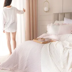 WERONA Narzuta dekoracyjna z falbaną, 220x240cm, kolor 015 różowy WERONA