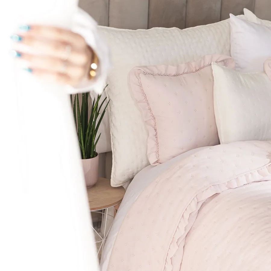 WERONA Narzuta dekoracyjna z falbaną, 220x240cm, kolor 015 różowy WERONA