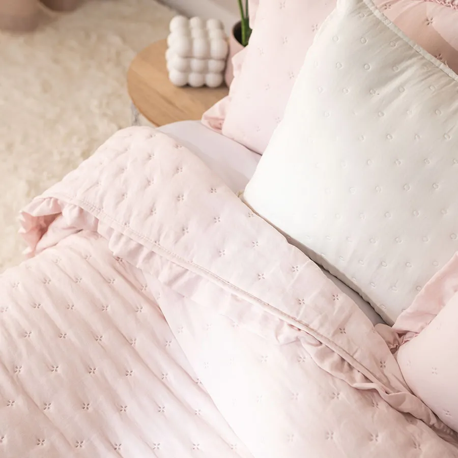 WERONA Narzuta dekoracyjna z falbaną, 220x240cm, kolor 015 różowy WERONA