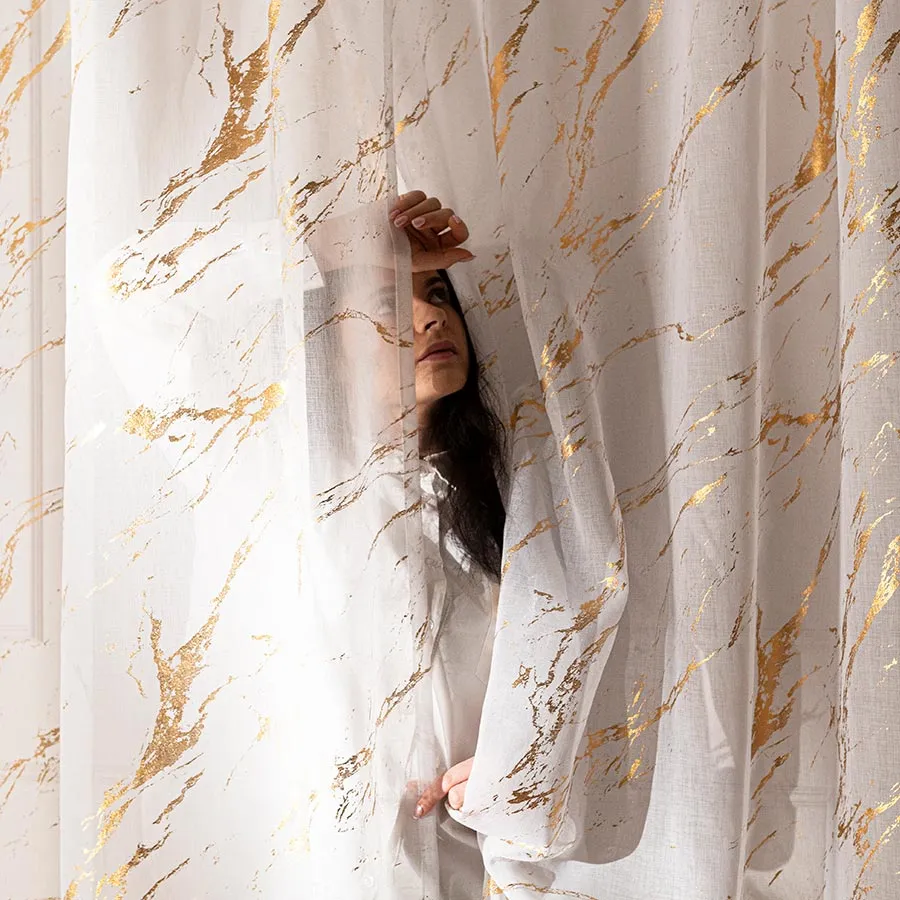 MARMA Firana gotowa na przelotkach z ołowianką, szerokość 140cm x wysokość 250cm, kolor 004 biały ze złotym zdobieniem 1