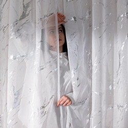 MARMA Firana gotowa na taśmie z ołowianką, szerokość 140cm x wysokość 250cm, kolor 001 biały ze srebrnym zdobieniem 1321 MARMA Firana gotowa na taśmie z ołowianką, szerokość 140cm x wysokość 250cm, kolor 001 biały ze srebrnym zdobieniem 1321