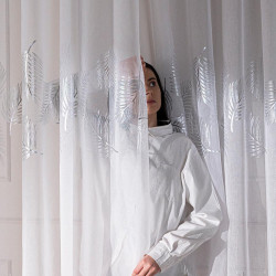 MARIETTA Firana gotowa na taśmie z ołowianką, szerokość 140cm x wysokość 250cm, kolor 001 biały ze srebrnym zdobieniem 0 MARIETTA Firana gotowa na taśmie z ołowianką, szerokość 140cm x wysokość 250cm, kolor 001 biały ze srebrnym zdobieniem 0