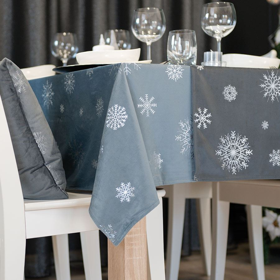 ŚNIEŻKI Obrus wodoodporny VELVET, 110x160cm, kolor 063 jasny niebieski ze srebrnym zdobieniem TBN001